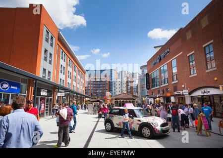 La foule des acheteurs au centre commercial GUNWHARF QUAYS Banque D'Images