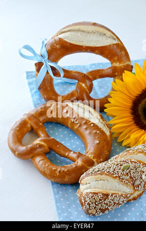 Les bretzels sur une nappe bleue avec un pain traditionnel allemand, tournesol, concept oktoberfest Banque D'Images