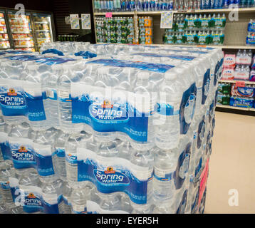 Un affichage de l'eau en bouteille est vu dans un supermarché de New York le Mardi, Juillet 21, 2015. (© Richard B. Levine) Banque D'Images