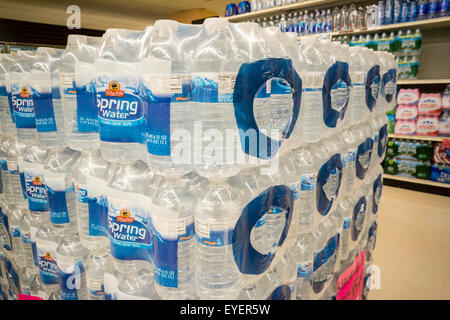 Un affichage de l'eau en bouteille est vu dans un supermarché de New York le Mardi, Juillet 21, 2015. (© Richard B. Levine) Banque D'Images