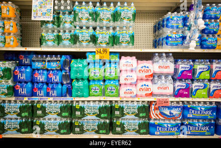 Un affichage de l'eau en bouteille est vu dans un supermarché de New York le Mardi, Juillet 21, 2015. (© Richard B. Levine) Banque D'Images