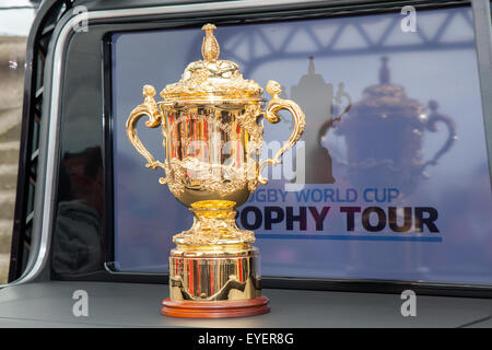 Circuit du Trophée de la coupe du monde de rugby à Crosby, Liverpool. Merseyside, Royaume-Uni. 28 juillet 2015. La coupe Webb Ellis a été présentée à Crosby Beach et au Liverpool St Helens Rugby Club plus tôt à Windle pour marquer l'accueil du tournoi par l'Angleterre plus tard cette année. Plus de 250 jeunes de la région ont représenté chaque équipe de la coupe du monde alors que Liverpool St Helens, le plus ancien club de rugby ouvert du monde, a organisé son propre mini-tournoi pour marquer la visite du trophée. Banque D'Images