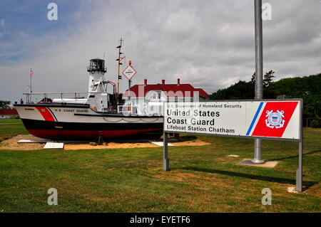 Chatham, Massachusetts : U.S. Coast Guard Cutter et le Chatham Lighthouse * Banque D'Images