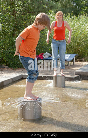 La mère et le fils ensemble sur une aire de jeux Banque D'Images