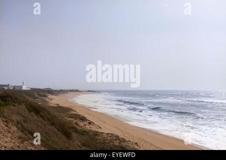 Plage Praia do'Aterro do indiquent de façon très vaste du sable d'environ 1,1 km, situé en face du complexe industriel de raffinage de Matosinhos.rochers éparpillés à l'étranger peuvent être une cause d'agitation de la mer, attire de nombreux fans de surf.Au sud se trouve la Ribeira da Boa Nova1 à proximité d'un rock formation.L'accès est accordé par l'Avenida da Liberdade. Banque D'Images