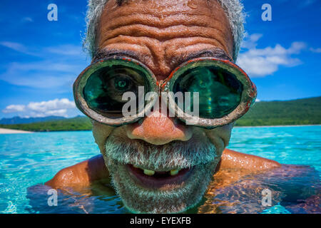 Portrait de pêcheur local dans l'eau portant ces lunettes ; l'île de Jaco, le Timor-Leste Banque D'Images