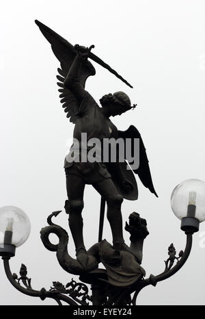 Statue en silhouette de l'Archange Michel terrassant Satan comme un dragon, St Michael's Bridge (Sint-Michielsbrug), Gand, Belgique. Banque D'Images