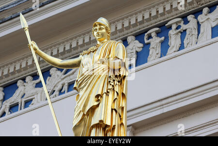 Statue de Pallas Athéna en dehors de l'Athenaeum Club, Pall Mall, London, England, UK. Banque D'Images