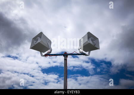 Public address system système de PA en face d'un ciel nuageux Banque D'Images