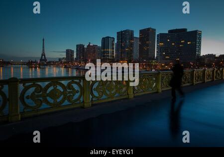 Le pont Mirabeau est un pont de Paris construit entre 1895 et 1897. Il a été classé comme monument historique le 29 avril 1975 02/01/2013 - Sylvain Leser Banque D'Images