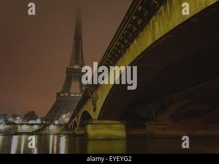 Le pont d'Iena relie la Tour Eiffel dans le Trocadéro. Sur la rive gauche, il sépare le port de Buzzé du port de Suffren. 03/01/2013 - Sylvain Leser Banque D'Images