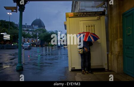 La gare d'Austerlitz à Paris dans la soirée .. - Le baiser français 12/07/2012 - Sylvain Leser Banque D'Images