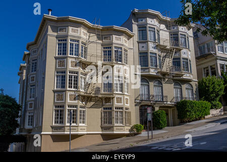 Maison de style victorien avec des évasions de feu de fer sur Union Street , dans le quartier de Cow Hollow de San Francisco , Californie Banque D'Images