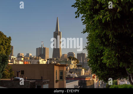 Le bâtiment Transamerica s'élevant au-dessus des toits comme vu de Kearny Street, San Francisco, Californie, Banque D'Images