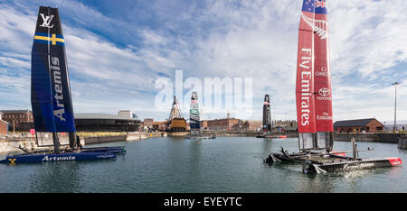 Quatre catamarans AC45 foiling sont amarrés à côté de l'Amiral Lord Nelson, navire amiral, le HMS Victory et le Mary Rose Museum de l'histo Banque D'Images