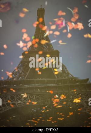 La couleur de l'automne au pied de la Tour Eiffel à Paris 24/11/2012 - Sylvain Leser Banque D'Images