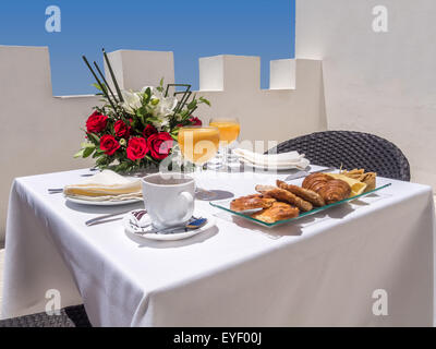 Petit-déjeuner continental sur la terrasse Banque D'Images