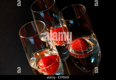 Trois verres de cocktails au champagne contre une toile de fond noir Banque D'Images