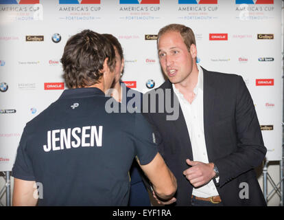 Le duc de Cambridge entretient avec Iain Jensen d'Artemis Racing avant que sa femme, la Duchesse, a présenté l'Amérique du Nord. Banque D'Images