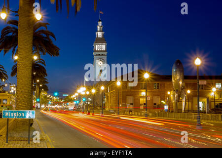 Le terminal du ferry de San Francisco avec des sentiers de signalisation routière se déplaçant le long de l'Embarcadero à San Francisco, Californie, États-Unis Banque D'Images