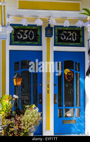 Une paire de portes d'entrée bleues aux couleurs vives à l'entrée d'une maison dans la vallée de la Noe San Francisco CA , États-Unis Banque D'Images