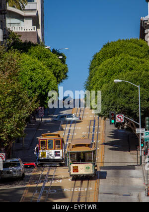 Téléphériques sur la ligne Powell Mason grimpant Powell St à San Francisco California, États-Unis Banque D'Images