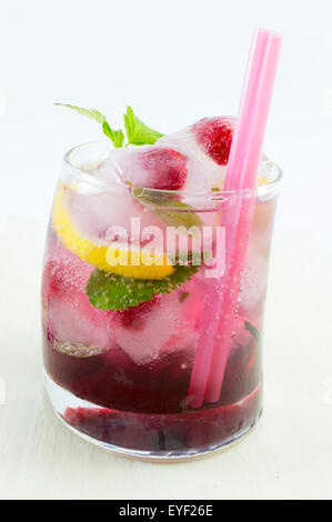 Des fruits des bois naturel rouge glacé-T avec le jus de citron, glace et fruits tranchés Banque D'Images