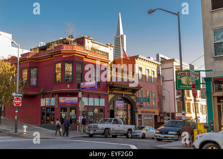 North Beach Street zone de San Francisco, avec la Transamerica Pyramid en arrière-plan, San Francisco, Californie, Etats-Unis Banque D'Images