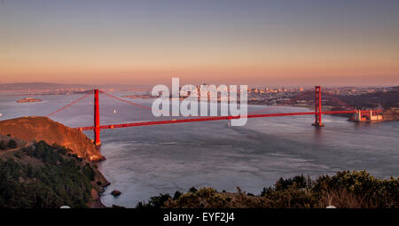 L'emblématique Golden Gate Bridge au crépuscule depuis les Marin Headlands, San Francisco, Californie, États-Unis Banque D'Images