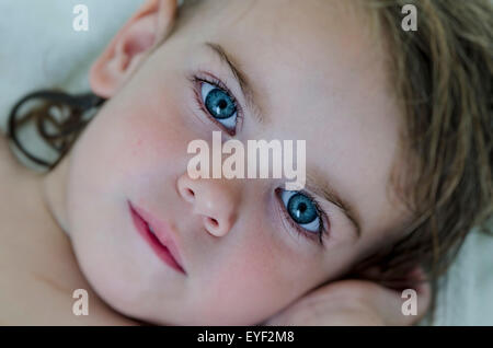 Jeune fille, les yeux, le bleu, le tout-petit, look, des lèvres, de l'expression Banque D'Images