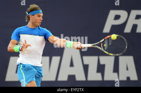 Hambourg, Allemagne. 28 juillet, 2015. Rafael Nadal de l'Espagne en action lors de son premier match contre son compatriote Fernando Verdasco au tournoi de tennis ATP à Hambourg, Allemagne, 28 juillet 2015. Photo : DANIEL BOCKWOLDT/dpa/Alamy Live News Banque D'Images