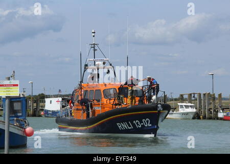 L'embarcation de sauvetage de la RNLI MORRELL DE DUNGENESS KENT À RYE HARBOUR EAST SUSSEX ENGLAND UK Banque D'Images