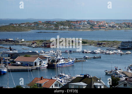 La Suède, Bohuslan, Hönö island, port de pêche et Klåva Fotö island en arrière-plan Banque D'Images