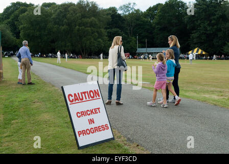 Vie de famille en Grande-Bretagne, vie de campagne de village détendue. Amis de la mère des enfants, jeu de cricket du village, match de cricket attention en cours. Près de Petworth, West Sussex Angleterre années 2015 2010 Banque D'Images