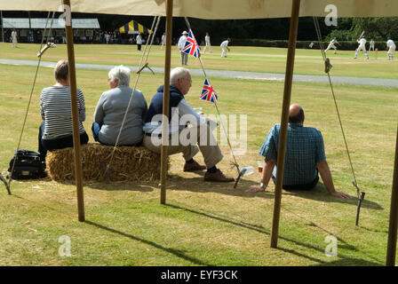 Les gens qui regardent le club de cricket du village d'Ebernoe jouent un match annuel de cricket de Horn Fair sur l'équipe de cricket du village d'Ebernoe contre Versus Wessex Pilgrims Cricket Club. Ebernoe Sussex Royaume-Uni Angleterre. HOMER SYKES des années 2015 2010 Banque D'Images