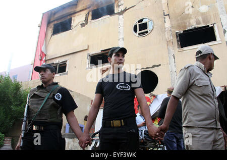 Le Caire, Égypte. 28 juillet, 2015. La police égyptienne et les ambulances sont vus à l'extérieur de l'usine de meubles Al-Helw au nord de la Capitale Le Caire après l'immeuble a pris feu, tuant au moins 19 d'après travail pour la sécurité et la santé des travailleurs, le 28 juillet 2015. Des responsables de la sécurité a déclaré que l'incendie a fait rage à travers les trois étages et son entrepôt d'usine après une bouteille de gaz a explosé © Stringer/APA/Images/fil ZUMA Alamy Live News Banque D'Images