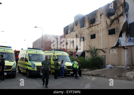 Le Caire, Égypte. 28 juillet, 2015. La police égyptienne et les ambulances sont vus à l'extérieur de l'usine de meubles Al-Helw au nord de la Capitale Le Caire après l'immeuble a pris feu, tuant au moins 19 d'après travail pour la sécurité et la santé des travailleurs, le 28 juillet 2015. Des responsables de la sécurité a déclaré que l'incendie a fait rage à travers les trois étages et son entrepôt d'usine après une bouteille de gaz a explosé © Stringer/APA/Images/fil ZUMA Alamy Live News Banque D'Images