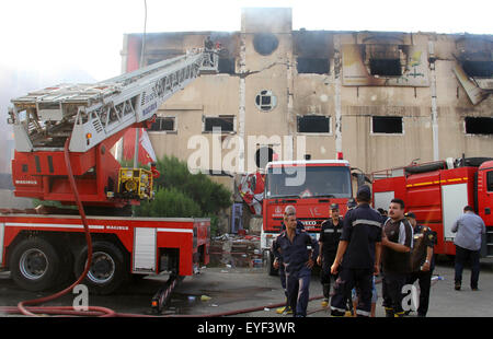 Le Caire, Égypte. 28 juillet, 2015. Pompiers égyptien éteindre les flammes après un incendie éclate à l'usine de meubles Al-Helw au nord de la Capitale Le Caire tuant au moins 19 d'après travail et sécurité des travailleurs de la santé le 28 juillet 2015. Des responsables de la sécurité a déclaré que l'incendie a fait rage à travers les trois étages et son entrepôt d'usine après une bouteille de gaz a explosé © Stringer/APA/Images/fil ZUMA Alamy Live News Banque D'Images