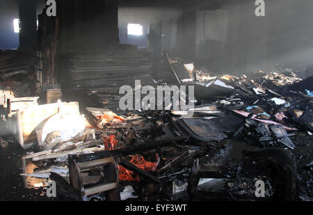 Le Caire, Égypte. 28 juillet, 2015. Des dégâts sont observés après un incendie éclate à l'usine de meubles Al-Helw au nord de la Capitale Le Caire tuant au moins 19 d'après travail et sécurité des travailleurs de la santé le 28 juillet 2015. Des responsables de la sécurité a déclaré que l'incendie a fait rage à travers les trois étages et son entrepôt d'usine après une bouteille de gaz a explosé © Stringer/APA/Images/fil ZUMA Alamy Live News Banque D'Images