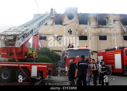 Le Caire, Égypte. 28 juillet, 2015. Pompiers égyptien éteindre les flammes après un incendie éclate à l'usine de meubles Al-Helw au nord de la Capitale Le Caire tuant au moins 19 d'après travail et sécurité des travailleurs de la santé le 28 juillet 2015. Des responsables de la sécurité a déclaré que l'incendie a fait rage à travers les trois étages et son entrepôt d'usine après une bouteille de gaz a explosé © Stringer/APA/Images/fil ZUMA Alamy Live News Banque D'Images