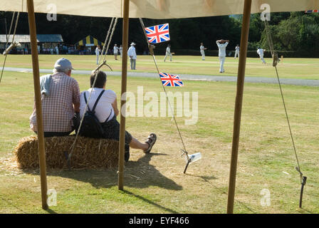 Vie de village les gens qui regardent le club de cricket du village d'Ebernoe jouent un match annuel de cricket de Horn Fair sur l'équipe de cricket du village d'Ebernoe contre Versus Wessex Pilgrims Cricket Club. Ebernoe Sussex Royaume-Uni Angleterre. HOMER SYKES des années 2015 2010 Banque D'Images