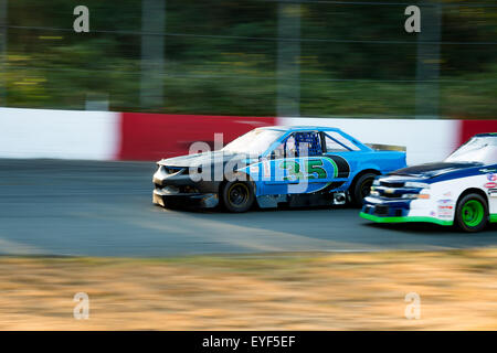 Laissez-passer de voiture 35 concurrent sur l'extérieur dans cette course. Banque D'Images
