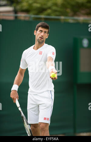 27.06.2015. Le Wimbledon Tennis Championships 2015 tenue à l'All England Lawn Tennis et croquet Club, Londres, Angleterre, Royaume-Uni. Novak Djokovic (SRB) [1] pratiques avec Dominic THIEM sur No 19 Cour, regardée par son entraîneur Boris Becker Banque D'Images