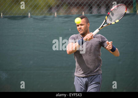 27.06.2015. Le Wimbledon Tennis Championships 2015 tenue à l'All England Lawn Tennis et croquet Club, Londres, Angleterre, Royaume-Uni. Jo-Wilfried Tsonga (FRA) [13] Les pratiques de la pratique Aorangi tribunaux. Banque D'Images