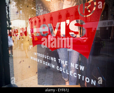 Le Levi's store à Herald Square à New York, le vendredi 24 juillet, 2015. L'augmentation de l'usure a athleisure le mal que les femmes évitent l'industrie denim jeans skinny pour pantalon de yoga. Levi's ont chuté de vente que l'entreprise a manqué la tendance mais rattrape en ajoutant à sa gamme de jeans pour femmes. Levi's est la cinquième plus grande société de vêtements aux États-Unis avec 4,8 milliards de dollars de recettes. (© Richard B. Levine) Banque D'Images