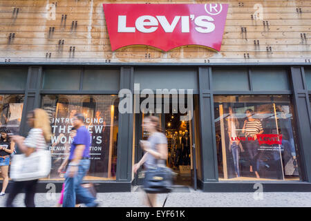 Le Levi's store à Herald Square à New York, le vendredi 24 juillet, 2015. L'augmentation de l'usure a athleisure le mal que les femmes évitent l'industrie denim jeans skinny pour pantalon de yoga. Levi's ont chuté de vente que l'entreprise a manqué la tendance mais rattrape en ajoutant à sa gamme de jeans pour femmes. Levi's est la cinquième plus grande société de vêtements aux États-Unis avec 4,8 milliards de dollars de recettes. (© Richard B. Levine) Banque D'Images