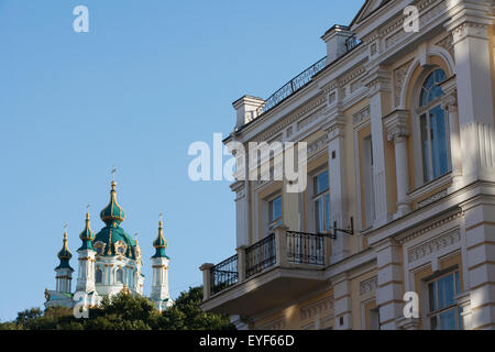 St Andrew's Church sur Andriyivsky Uzviz (Andre's Descent) vue depuis la ville basse, Podil, Kiev, Ukraine Banque D'Images