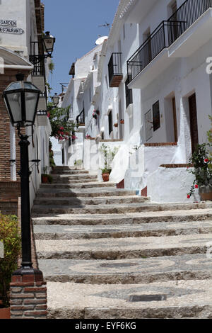 Petite rue de village de montagne andalou Frigiliana, Espagne Banque D'Images