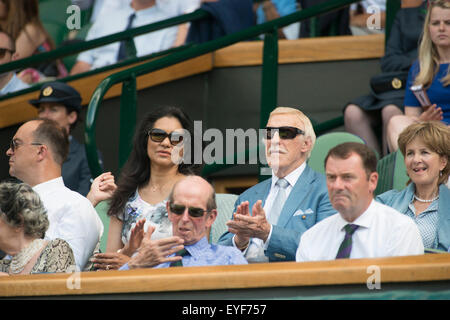 01.07.2015. Le Wimbledon Tennis Championships 2015 tenue à l'All England Lawn Tennis et croquet Club, Londres, Angleterre, Royaume-Uni. Sir Bruce et Lady Wilnelia Forsythe regardez le jouer sur le Court Central à partir de la loge royale. Banque D'Images