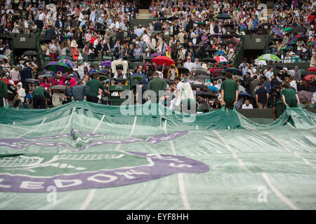 08.07.2015. Le Wimbledon Tennis Championships 2015 tenue à l'All England Lawn Tennis et croquet Club, Londres, Angleterre, Royaume-Uni. Roger Federer (SUI) [2] v Gilles SIMON (FRA) [12]. La pluie s'arrête de jouer et couvre les soins de santé au cours de la cour. traîné Banque D'Images